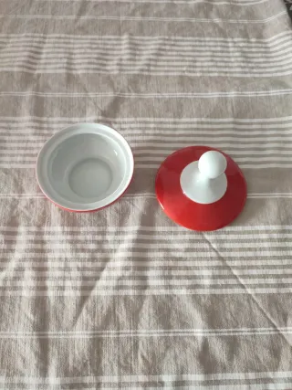 Azucarero de porcelana rojo y blanco