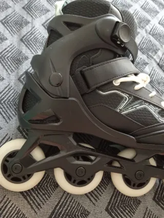 Patines en línea negros y patinete infantil