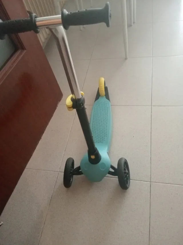 Patines en línea negros y patinete infantil