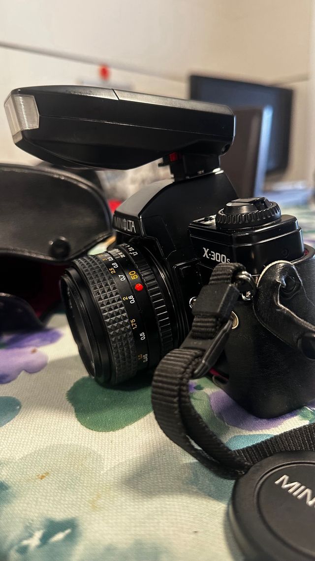 Cámara Minolta X-300s con flash Yashica