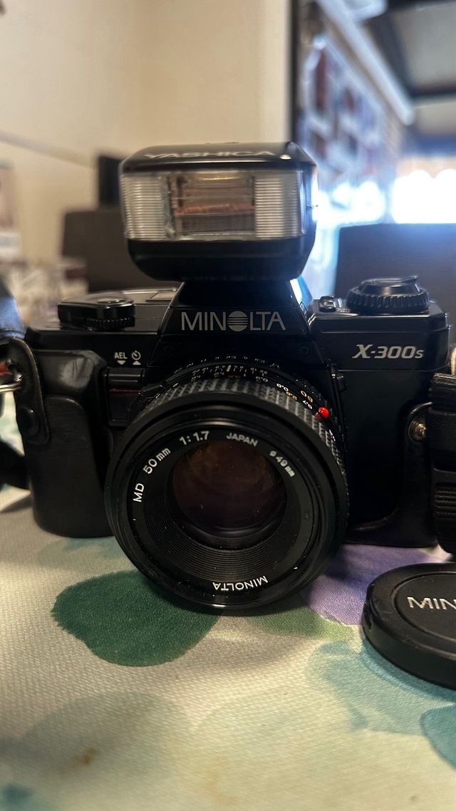 Cámara Minolta X-300s con flash Yashica