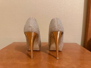Zapatos de tacón dorados con purpurina.