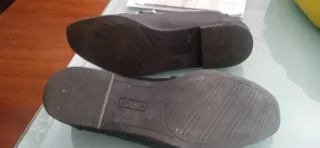 Mocasines negros mujer con detalle dorado