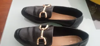 Mocasines negros mujer con detalle dorado