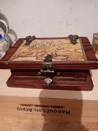 Caja de madera decorada con mapa antiguo