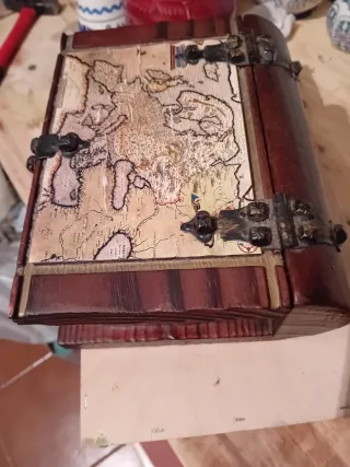 Caja de madera decorada con mapa antiguo