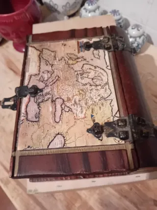Caja de madera decorada con mapa antiguo