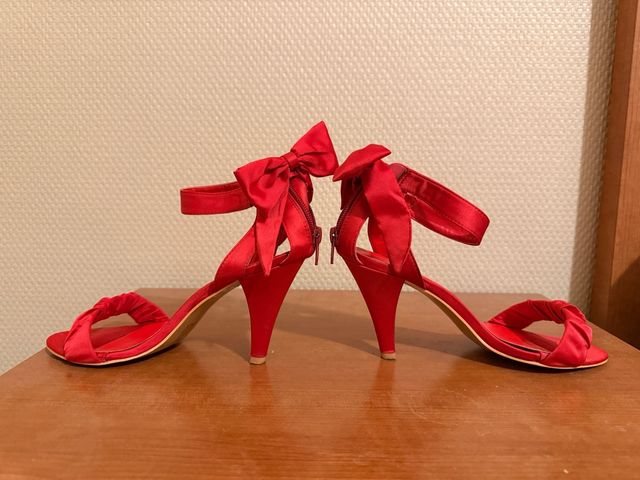 Sandalias Maripaz con tacón rojo y lazo.