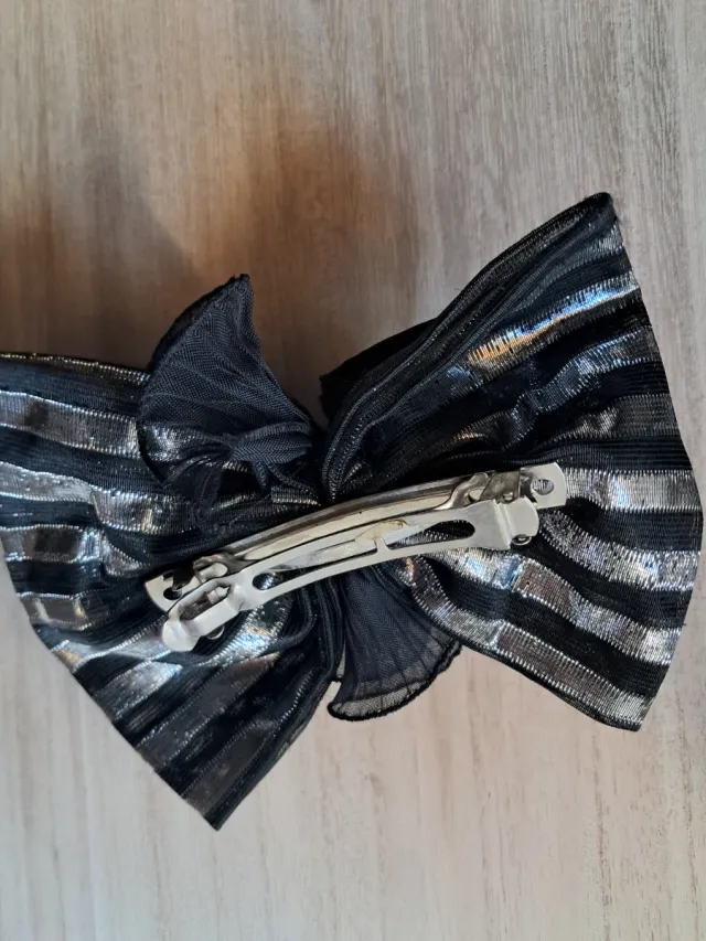 Varias Pinzas lazo tul negro y plateado , granate.