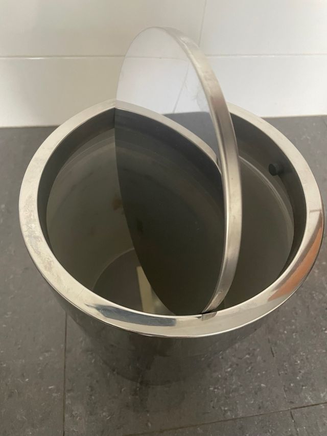 Papelera de metal plateada