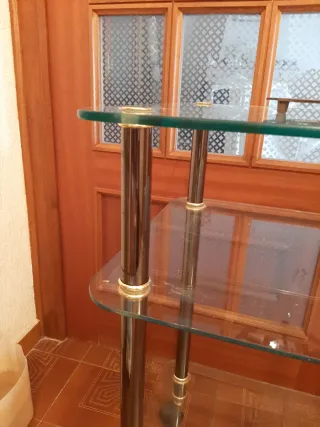 Mesa auxiliar cristal con ruedas. Urge venta