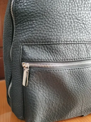 Mochila Parfois efecto piel negra