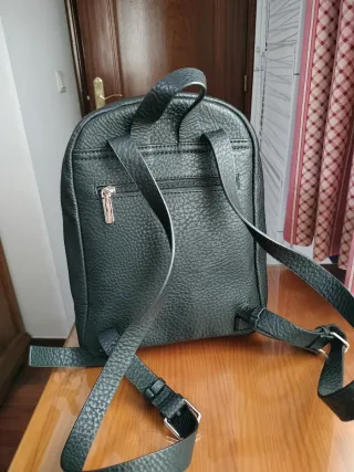 Mochila Parfois efecto piel negra