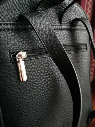 Mochila Parfois efecto piel negra