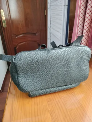 Mochila Parfois efecto piel negra