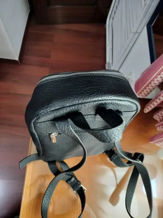 Mochila Parfois efecto piel negra
