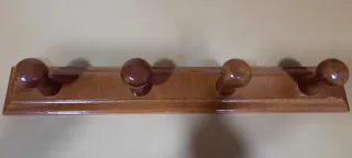 Perchero de madera con 4 pomos