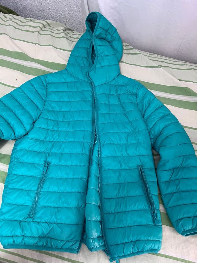 Chaqueta acolchada con capucha color turquesa