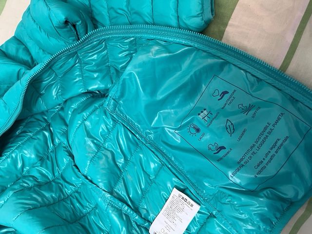 Chaqueta acolchada con capucha color turquesa