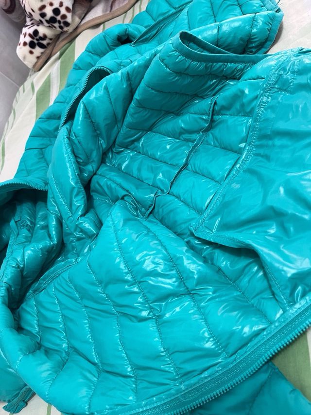 Chaqueta acolchada con capucha color turquesa