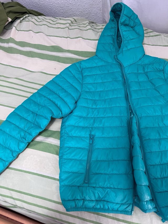Chaqueta acolchada con capucha color turquesa