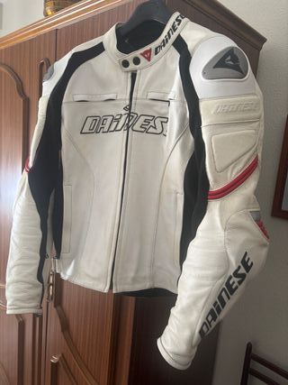 Chaqueta Dainese de cuero.