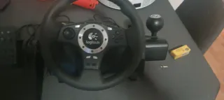 Volante y Pedales Logitech