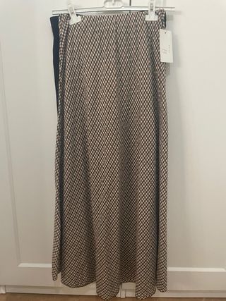 Blusa negra escote volante