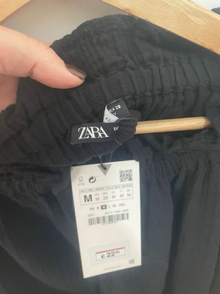 Blusa negra escote volante