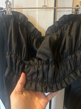 Top negro mangas abullonadas