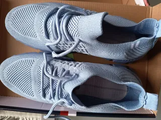 Scarpe sportive estive blu, nuove mai indossate.