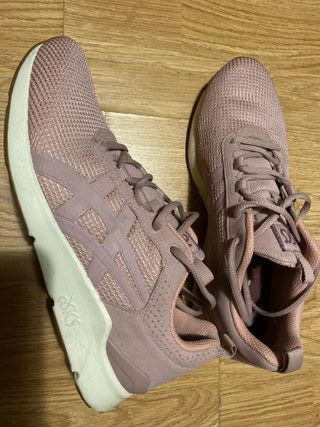 Zapatillas Asics rosas.