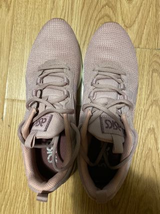 Zapatillas Asics rosas.