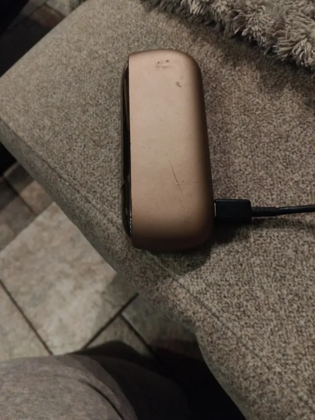 Dispositivo elettronico color oro