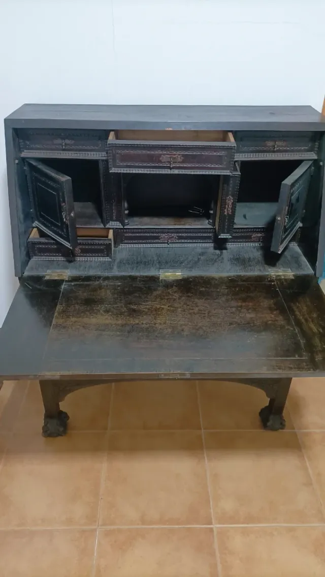 Scrivania bargueño intagliata, XIX secolo