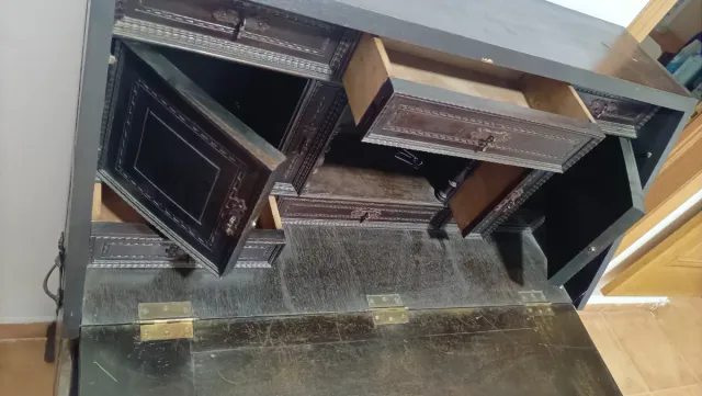 Scrivania bargueño intagliata, XIX secolo