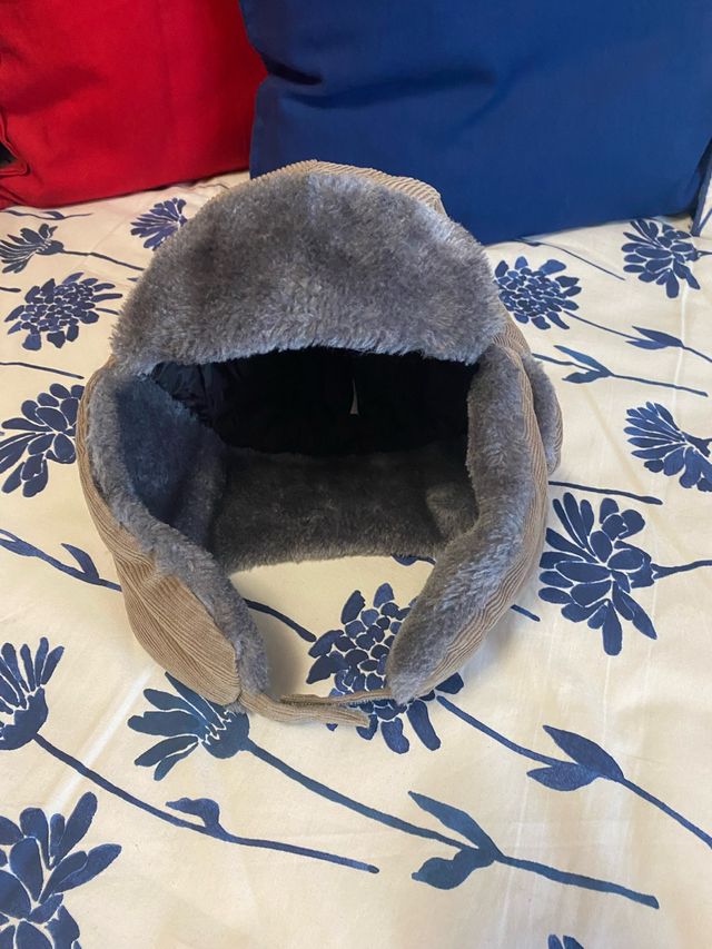 Gorro infantil con orejeras forrado pelo.