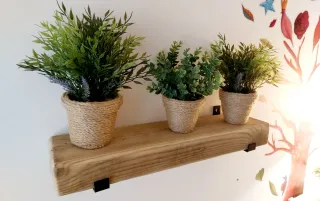 Baldas de madera con soportes negros