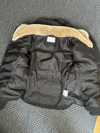 Chaqueta acolchada negra con capucha