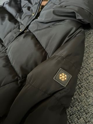 Chaqueta acolchada negra con capucha