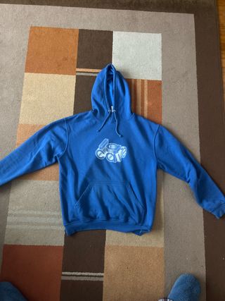 Sudadera con capucha azul y logo blanco