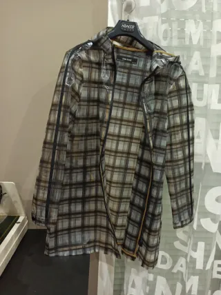 Chubasquero Zara Basic cuadros