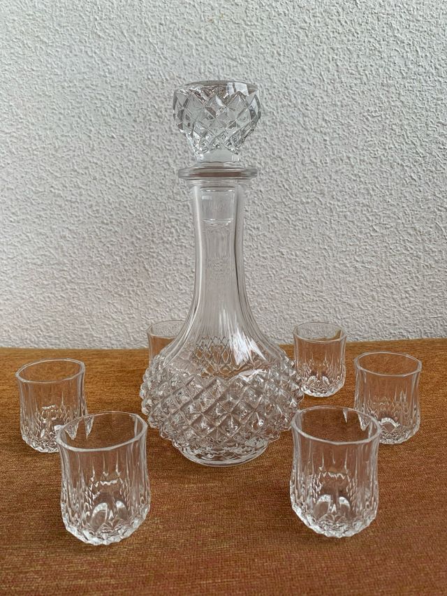 Juego licorera y 6 vasitos tallados