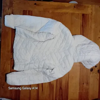 Anorak blanco acolchado con capucha