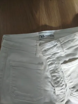 2 Pantalones Beige de Bershka y Blanco Zara