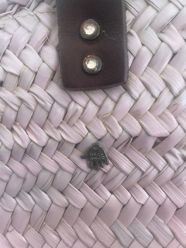 Bolso de paja hecho a mano con corazones