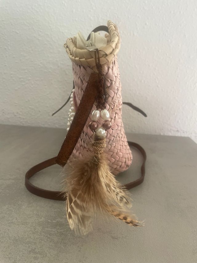 Bolso de paja hecho a mano con corazones