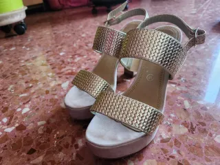 Zapatos de tacón beige y dorado talla 36