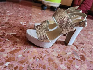 Zapatos de tacón beige y dorado talla 36