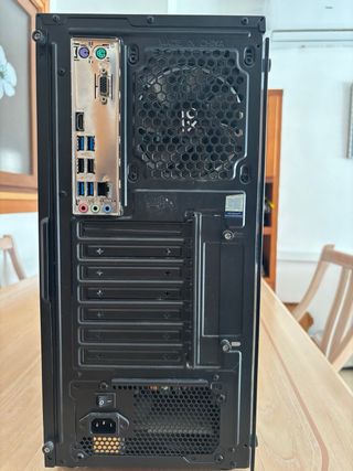 PC Completo: Monitor BenQ, Teclado y Ratón Razer